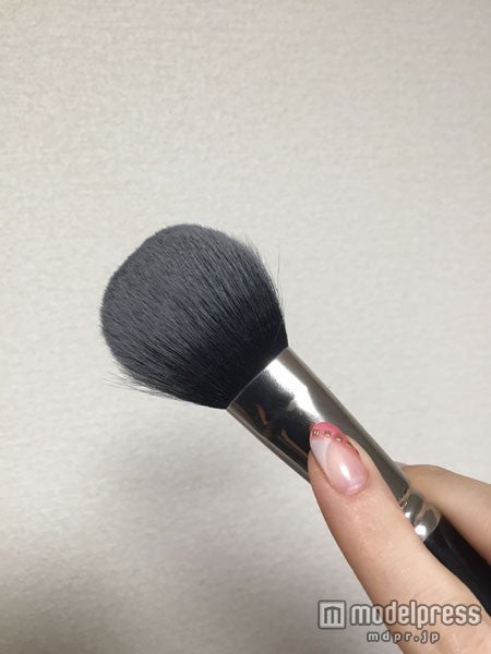 大きいブラシでプレストパウダータイプのパウダリーファンデーションをかぶせましょう