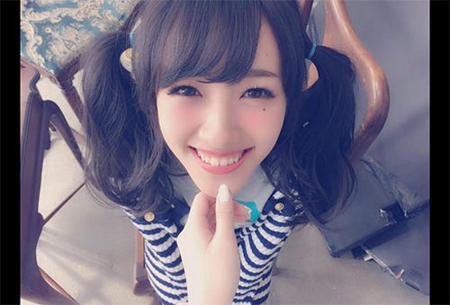 “顎クイツインテール”を披露した前田希美/Twitterより