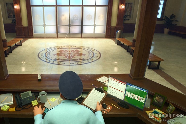 デスクに「ボルト」の写真／（C）2014Disney．AllRightsReserved．