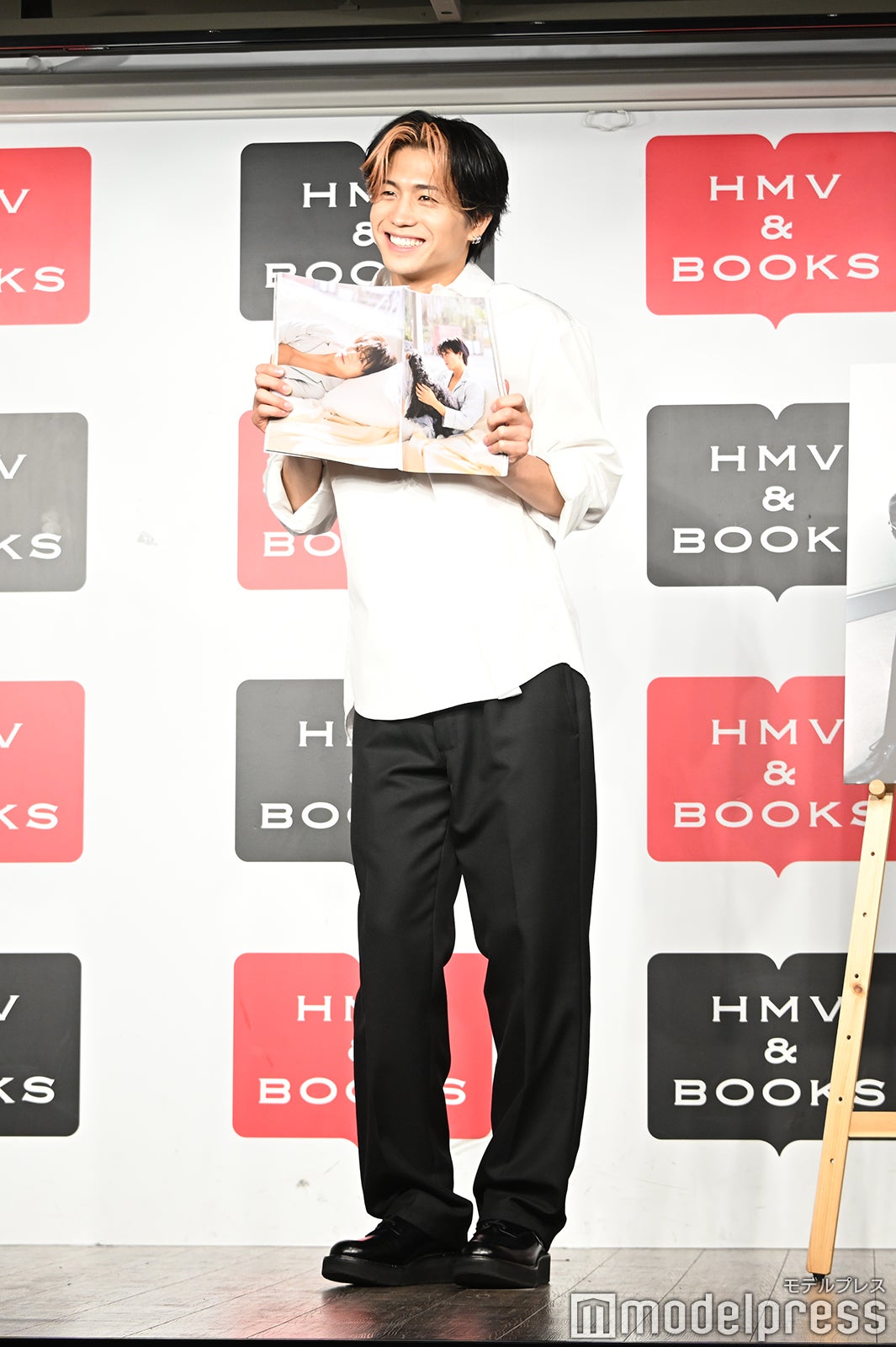 ムービー撮影で動きが必要なため「写真集を踊らせてください」とリクエストを受け、自分も踊りだしてしまう瀬口黎弥（C）モデルプレス