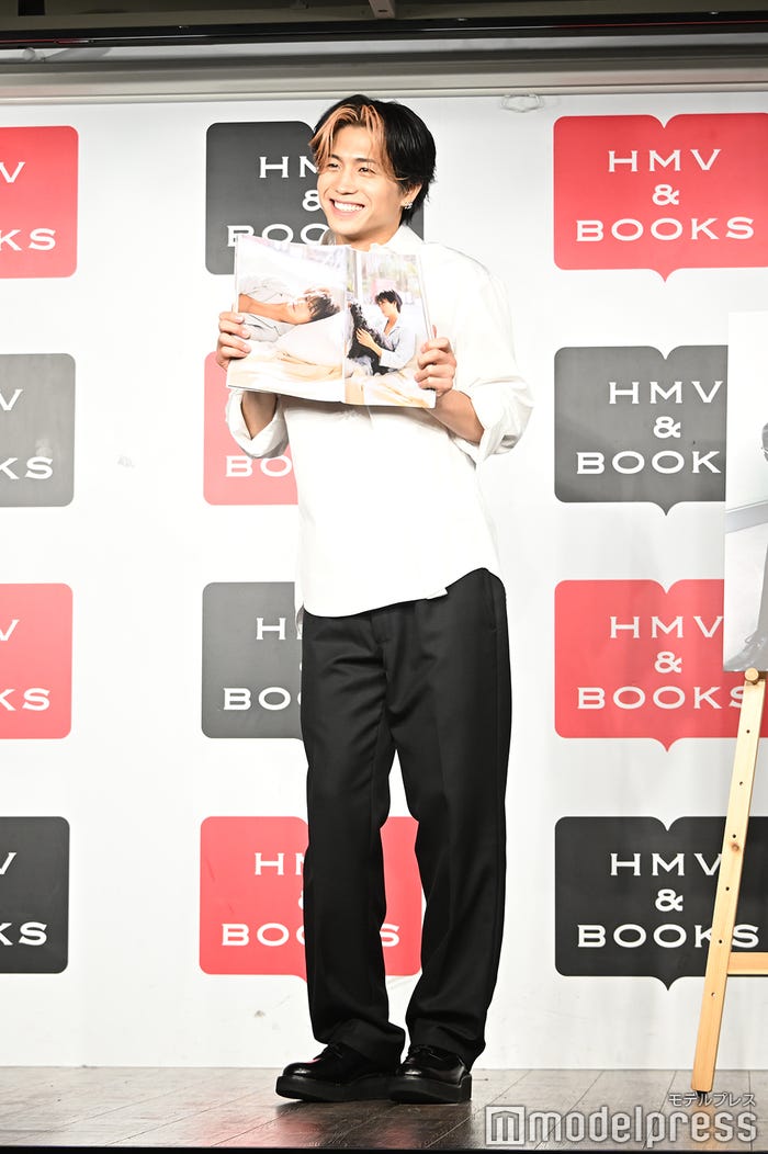 ムービー撮影で動きが必要なため「写真集を踊らせてください」とリクエストを受け、自分も踊りだしてしまう瀬口黎弥(C)モデルプレス