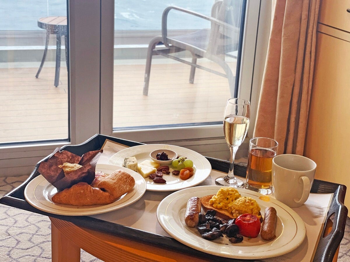 ルームサービスで海を見ながらの朝食もおすすめ。ホットミールはお皿も温かくしてくれる配慮がうれしい