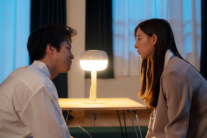 重岡大毅、新木優子「単身花日」第3話より(C)テレビ朝日