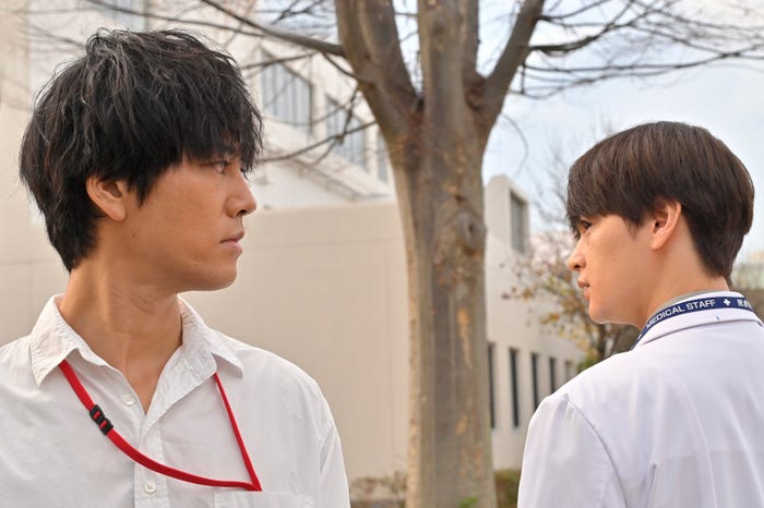 桐谷健太、瀬戸康史「院内警察」第2話より(C)フジテレビ/共同テレビ