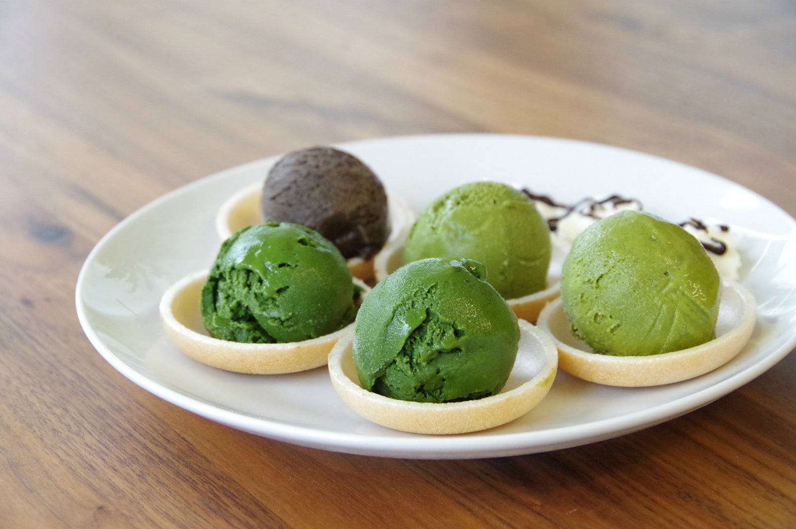 煎茶・玄米茶・ほうじ茶・抹茶・濃茶のオリジナルアイスが楽しめる「5種の茶アイス食べ比べセット」／画像提供：D-matcha