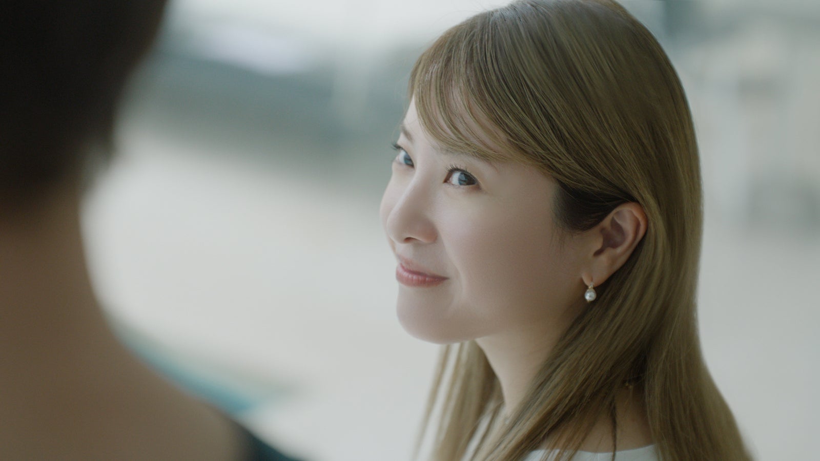 吉高由里子／新TVCM「リッチクリーンTeeは、まちがいない服。海の見える部屋篇」より（提供写真）