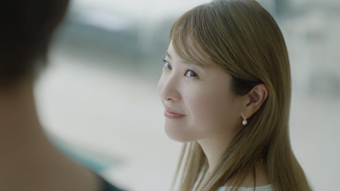 吉高由里子/新TVCM「リッチクリーンTeeは、まちがいない服。海の見える部屋篇」より(提供写真)