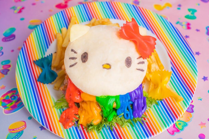 カラフルポップバーガー HELLO KITTY バーガー 1,680円（税別）／（C）1976, 2019 SANRIO CO.,LTD.APPROVAL NO. S601424 （C）KAWAII MONSTER CAFE