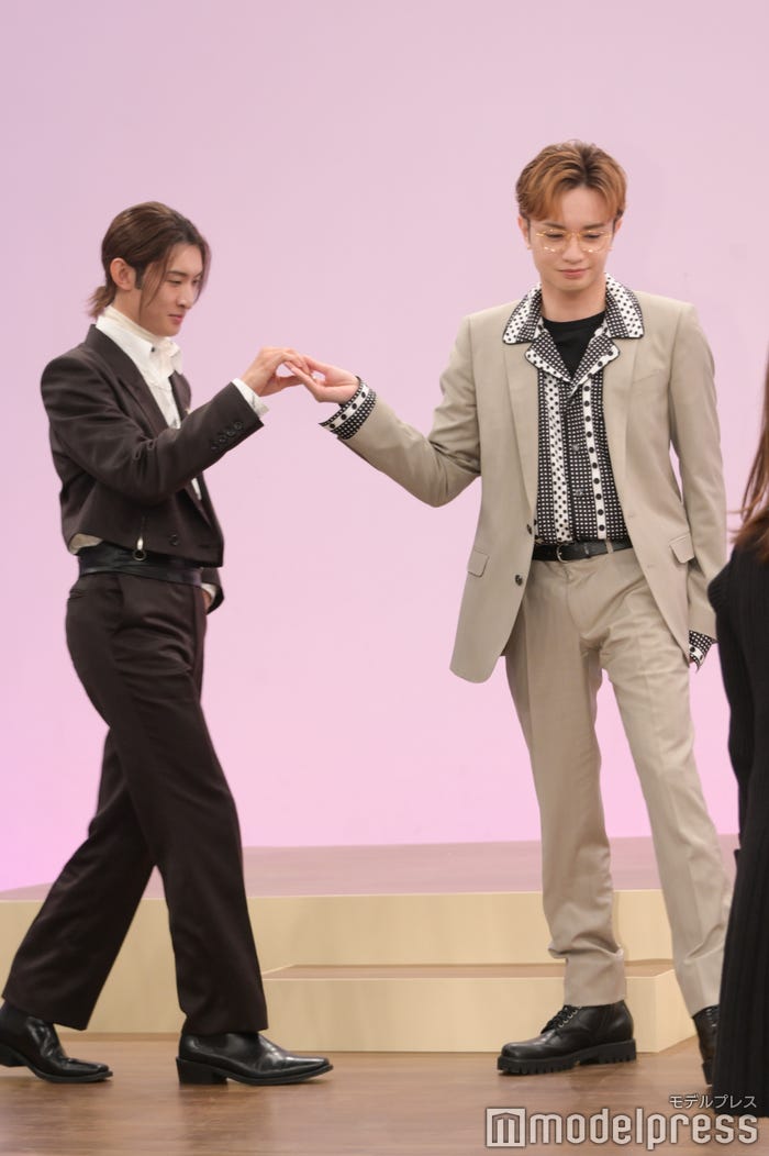 向井康二を優しくエスコートする中島健人(C)モデルプレス