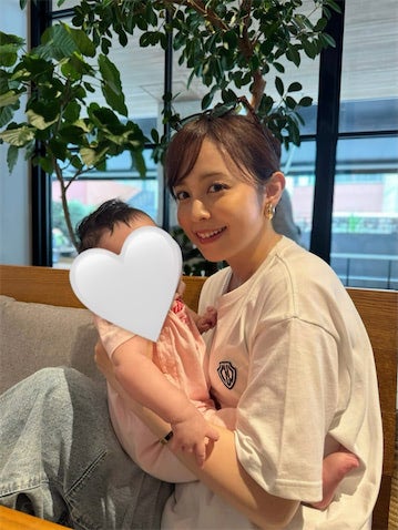 久慈暁子、夫プロデュースの"Tシャツ"を着こなしカフェタイム「こういうラフな感じも好きです」