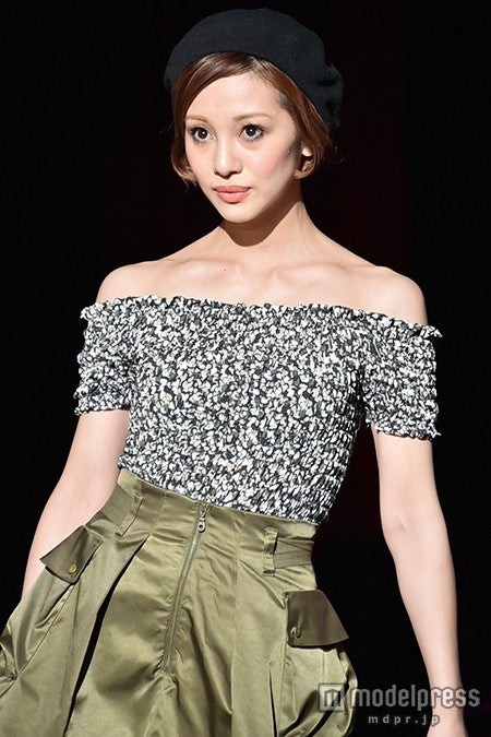 木下ココ、輝く白肌あらわに　オフショル×ショートパンツで夏先取り【モデルプレス】