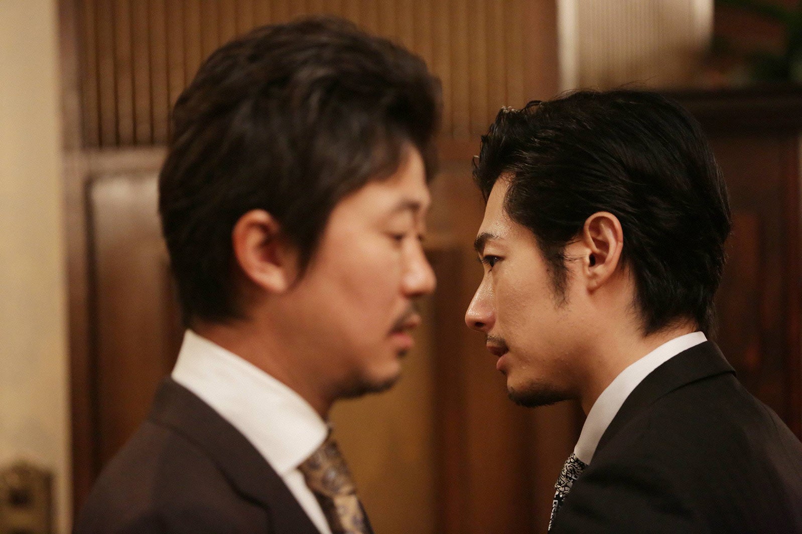 新井浩文、ディーン・フジオカ／「モンテ・クリスト伯 ー華麗なる復讐ー」第4話より（C）フジテレビ