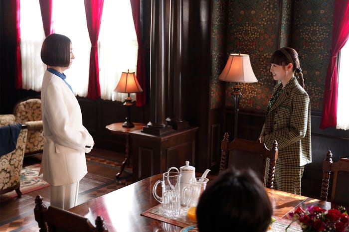 松雪泰子、福原遥「マル秘の密子さん」第8話より(C)日本テレビ