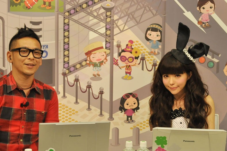 生番組の公開収録を行った益若つばさ（右）