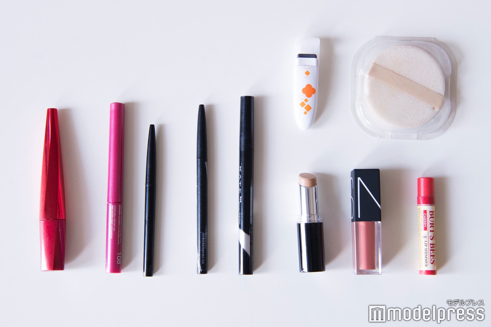 ポーチの中身は？（C）モデルプレス