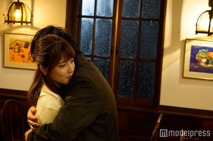 AKB48・入山杏奈「雨音の恋」より(C)AKBラブナイト製作委員会