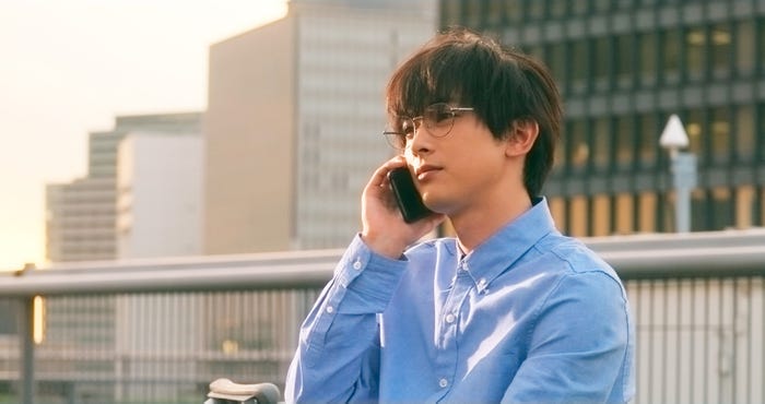 屋上で電話をする頼(C)2018 白石ユキ・小学館/「あのコの、トリコ。」製作委員会