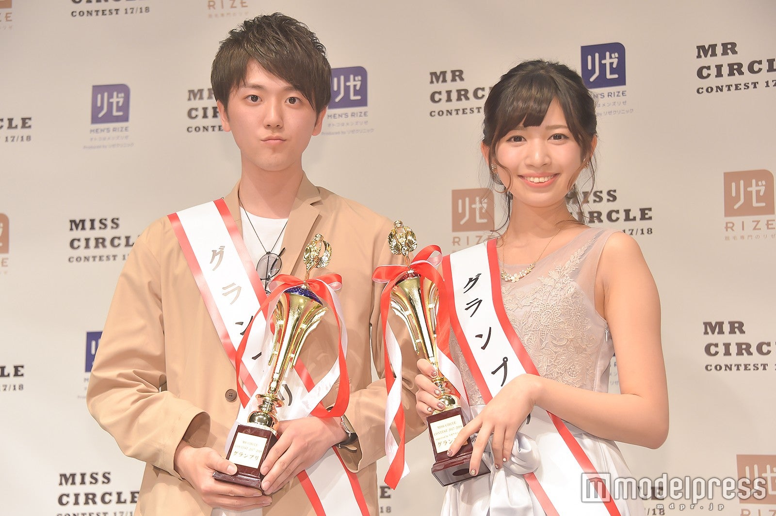 草地稜之さん、荒木沙織さん （C）モデルプレス