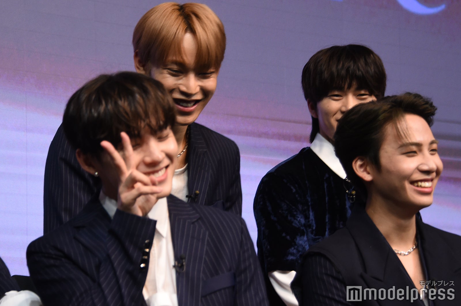 可愛くピースする川西拓実 （C）モデルプレス