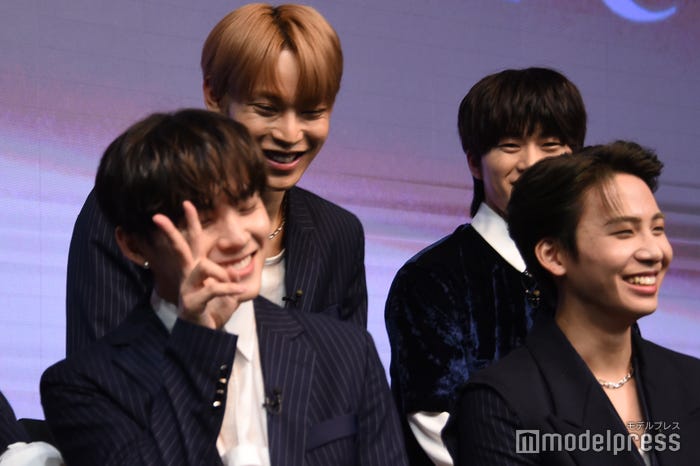 可愛くピースする川西拓実 (C)モデルプレス