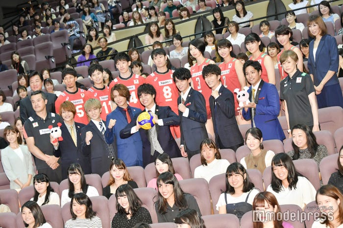 (後列左から)川合俊一、福澤達哉、西田有志、石川祐希、柳田将洋、岩坂名奈、古賀紗理那、黒後愛、石井優希、大林素子(前列左から)宮司愛海アナウンサー、中垣内祐一監督、中間淳太、神山智洋、藤井流星、重岡大毅、小瀧望、濱田崇裕、桐山照史、中田久美監督(C)モデルプレス