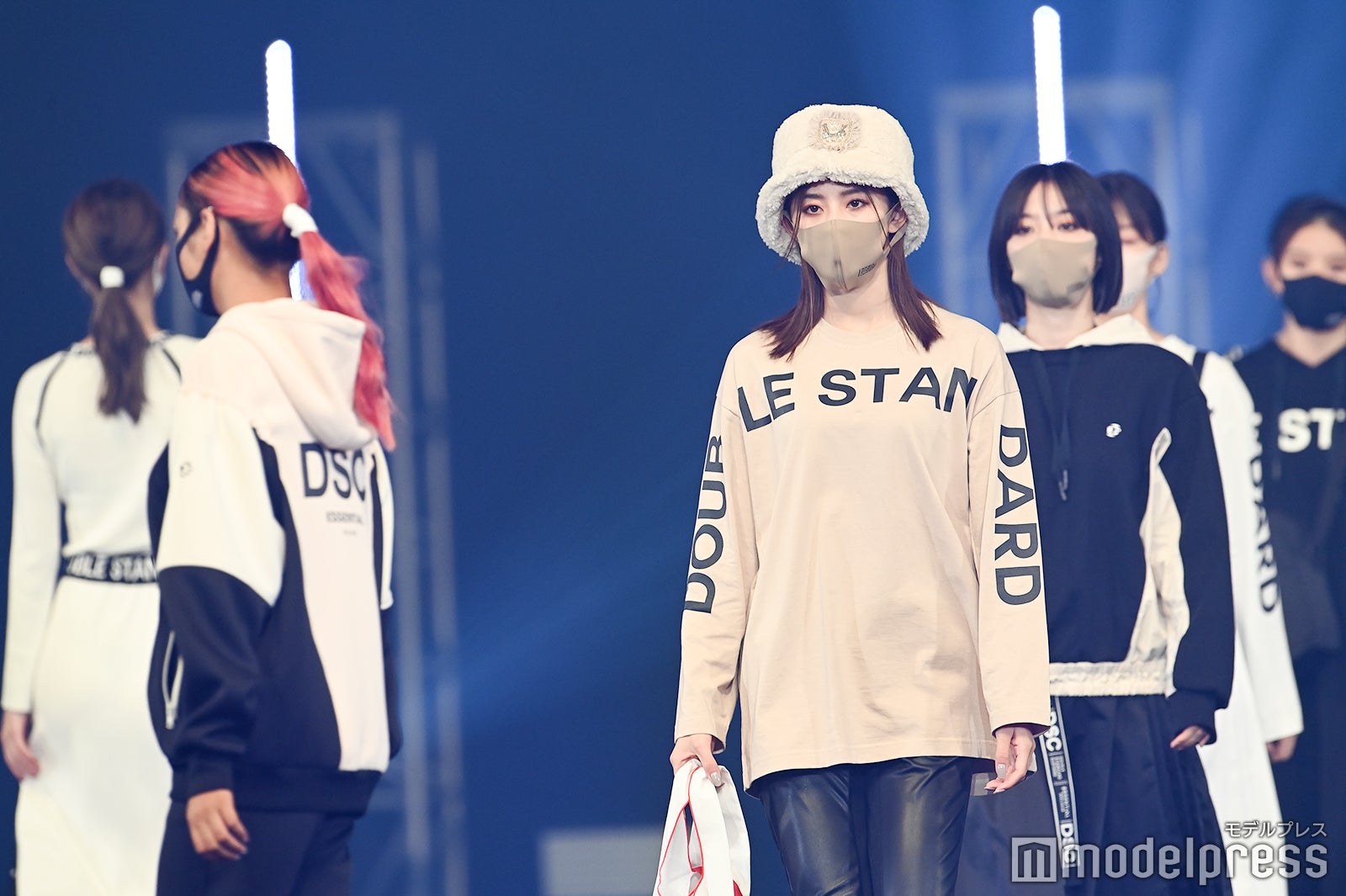 マスクで登場したモデルたち（C）モデルプレス