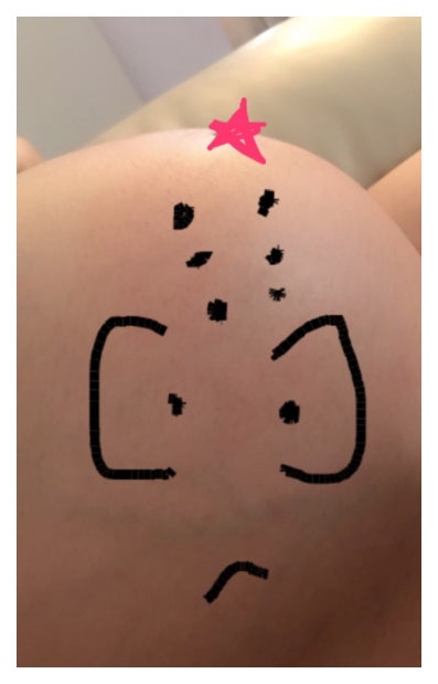 川崎希のお腹にアレクが書いた落書き／アレクサンダーオフィシャルブログ（Ameba）より