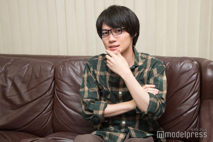 神木隆之介が考える「監督っぽいポーズ」(C)モデルプレス