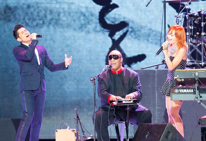 アーロン・クオック、スティーヴィー・ワンダー、ヒョリン(2013)(C)CJ ENM Co., Ltd, All Rights