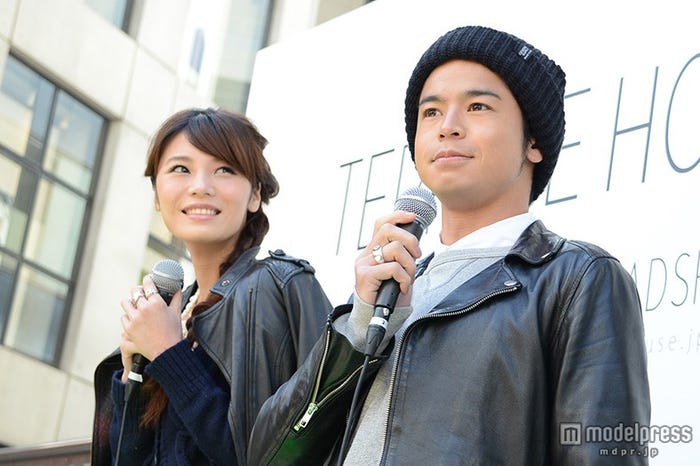 (左から)島袋聖南、菅谷哲也