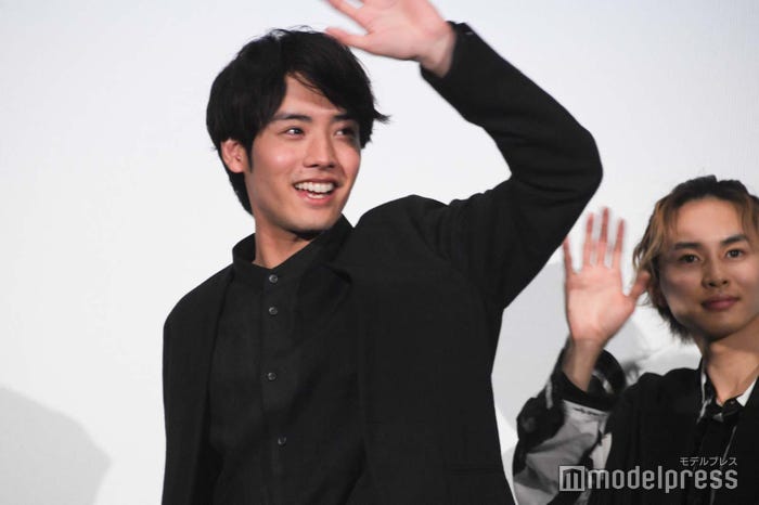 手を振る赤楚衛二 (C)モデルプレス