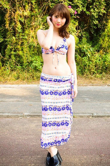 ボーダー調お花柄フリルパレオ付ワイヤーホルタービキニ「バケスタオンラインショップ」2,980円（税別）／画像提供：バケスタオンラインショップ