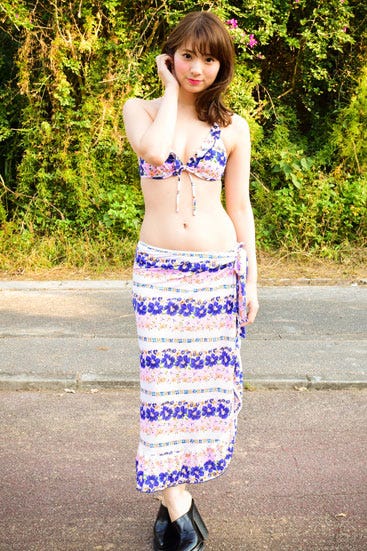 ボーダー調お花柄フリルパレオ付ワイヤーホルタービキニ「バケスタオンラインショップ」2,980円(税別)/画像提供:バケスタオンラインショップ