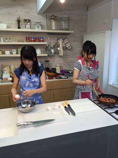 左から：向井地美音、大和田南那（C）関西テレビ