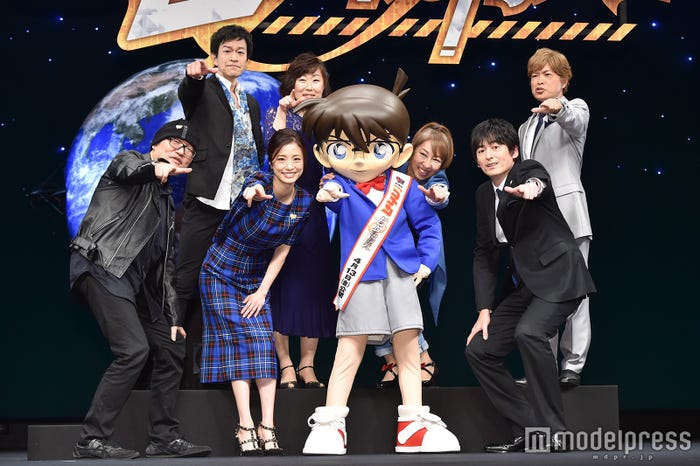 前列左より:青山剛昌氏、上戸彩、コナン、博多大吉 後列左より:小山力也、山崎和佳奈、高山みなみ、古谷徹 (C)モデルプレス