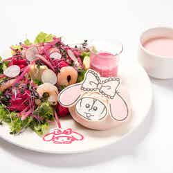 トド松×マイメロディ女子力◇(◇=はハート)UPアボカドサラダプレート¥1,580(税抜)(C)1976,1979,1984,1988,1996,2017 SANRIO CO.,LTD.