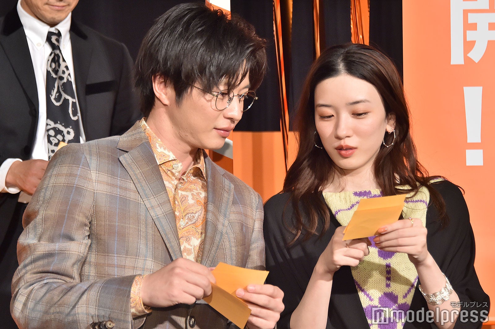 映画を観たファンからのメッセージを読む田中圭＆永野芽郁（C）モデルプレス