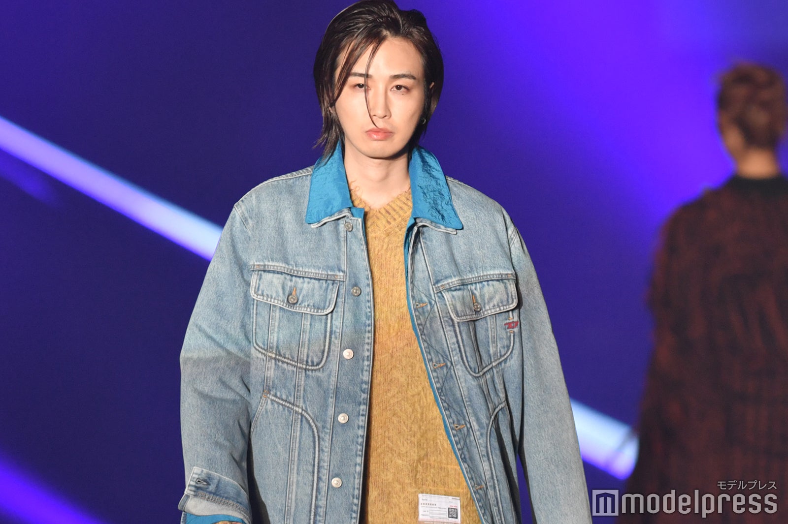 福岡県出身YouTuber・カルマ、歓声にウィンク＆ポーズで対応 重ね着スタイルで個性放つ＜TGC 北九州 2022＞