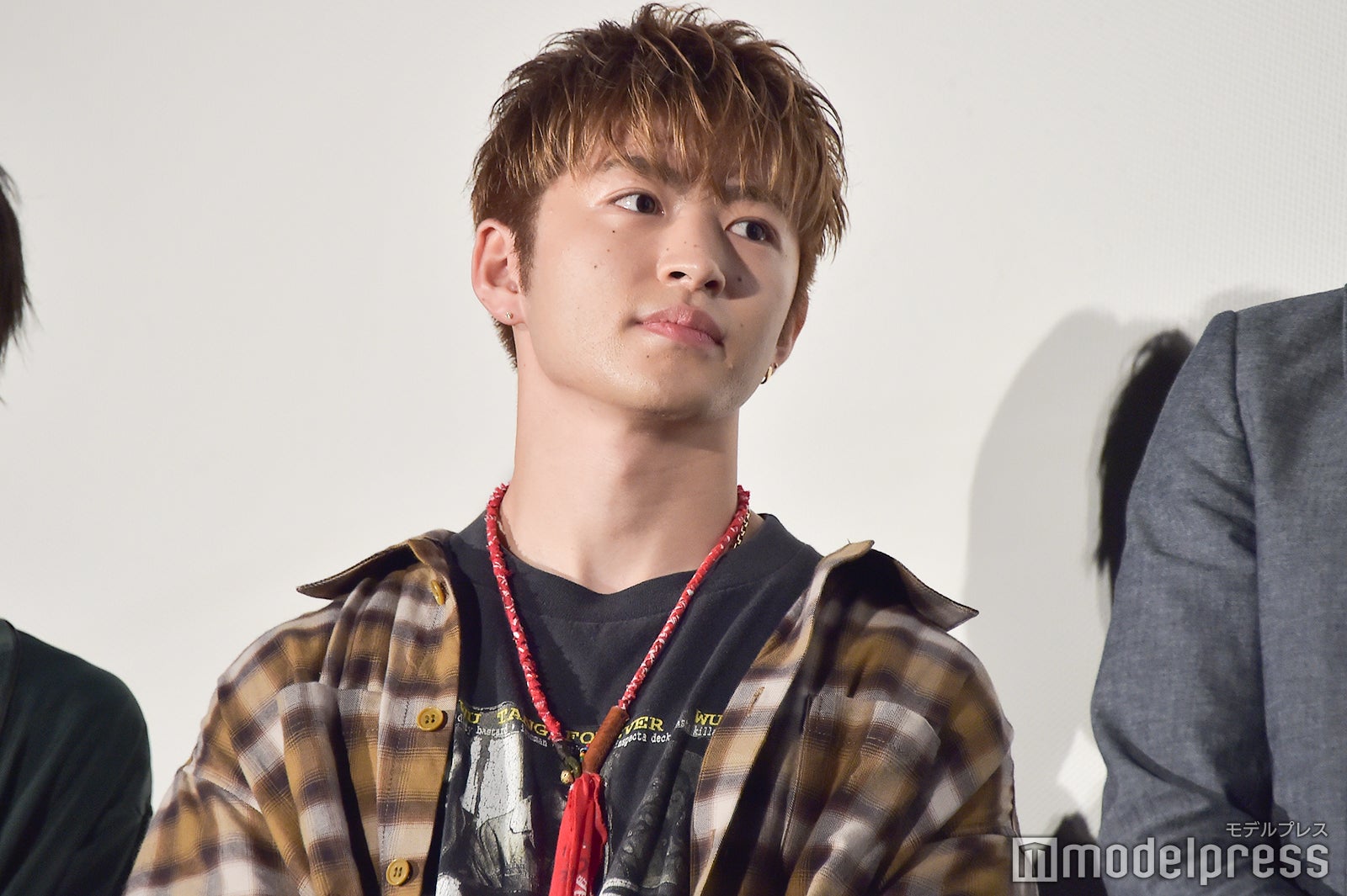 監督からのメッセージを聞く佐野玲於 （C）モデルプレス