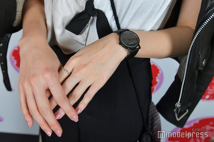 時計も黒、シルバーリングと合わせてクールに(C)モデルプレス