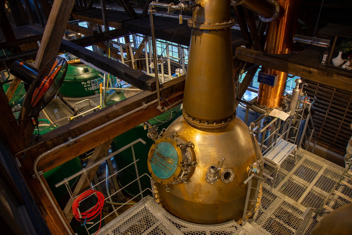 世界初の鋳造製で、地元の伝統産業である高岡銅器で製造されたポットスチル（蒸留器）／提供画像