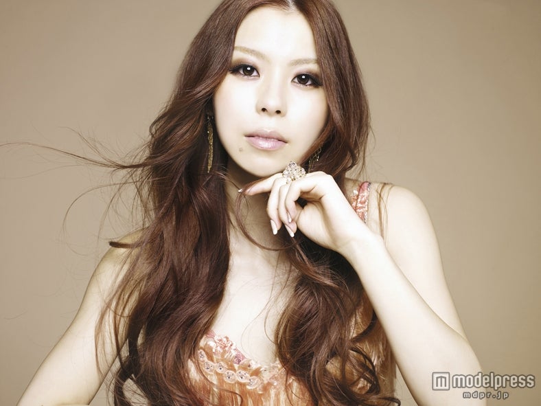 配信総累計300万DLを誇る歌姫、初のベスト盤を発表