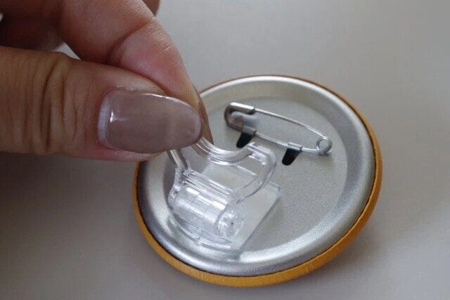 推し活缶バッジスタンド2P　取り付け