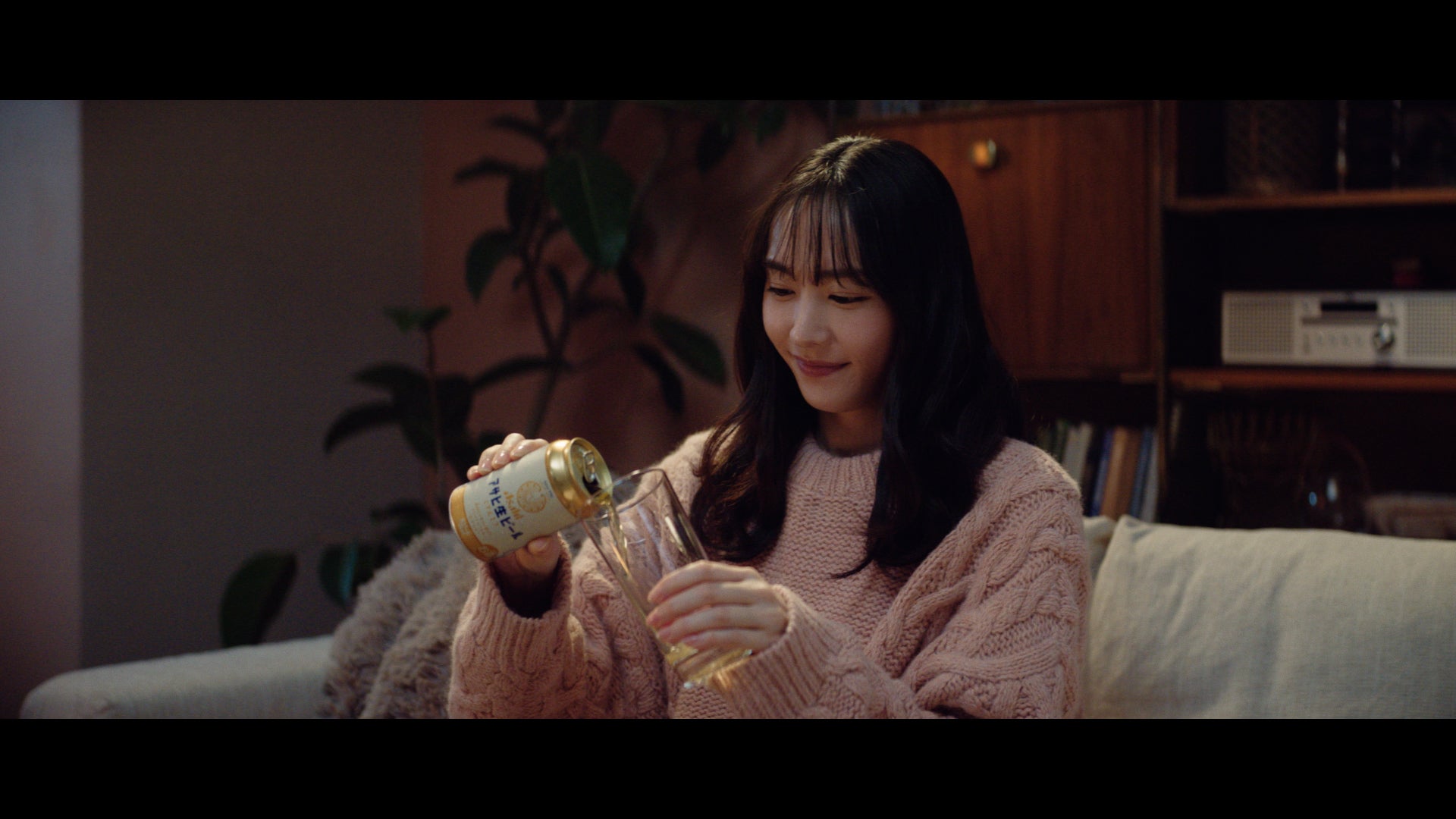 新垣結衣新CM「2022年もおつかれ生です」篇より（提供写真）