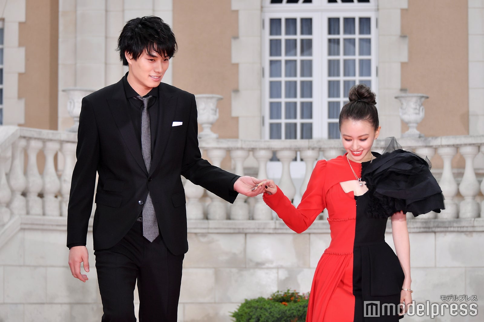 鈴木伸之、山本舞香 （C）モデルプレス