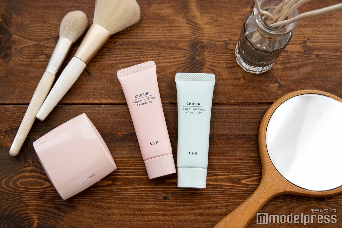 メーキャップ ベース クリーム UV 30g(ピンク、グリーン) 各700円(税抜)(C)モデルプレス