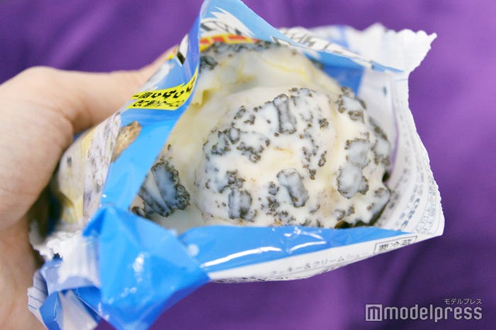 白いブラックサンダー クッキー&クリームシュー(C)モデルプレス