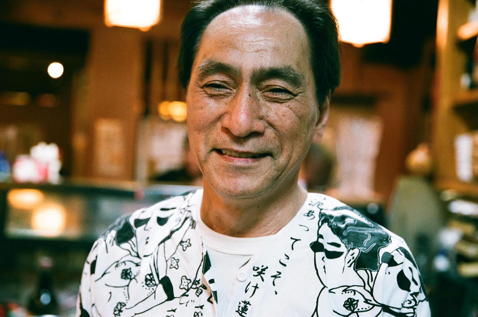 大阪の居酒屋のマスター（写真提供：LDH）