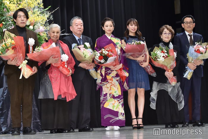 (左から)石川慶監督、ワダエミ氏、赤松陽構造氏、前田敦子、関水渚、倍賞千恵子、石塚慶生氏(C)モデルプレス