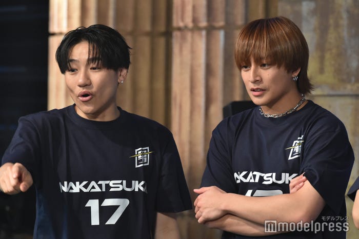 判定に興味津々の小森隼、白濱亜嵐(C)モデルプレス